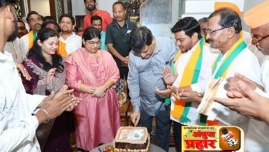 Photo of विठ्ठल धोंडगे यांनी ५ किलोचा केक कापून खा.अशोक चव्हाण यांचा वाढदिवस केला साजरा